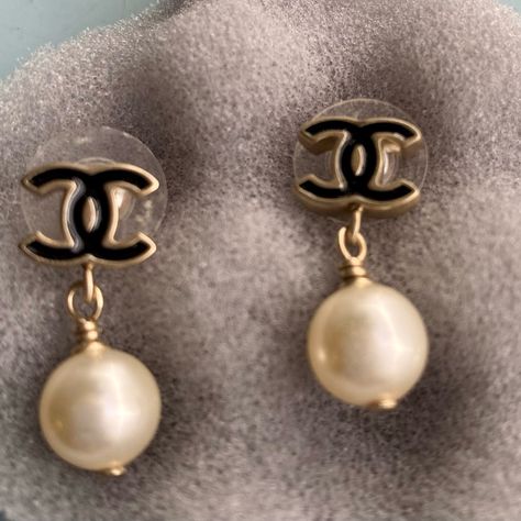 Chanel Genuine Earrings. Gorgeous Pearls With Cc Logo In Elegant Black. These Earrings Are Absolutely Gorgeous And Can Be Worn For Every Occasion. Channel Earrings Gold, Chanel Earrings Outfit, Channel Earrings, Chanel Costume Jewelry, Earrings Outfit, Jewelry Chanel, Catering Ideas, Ideas Food, Gold Chanel