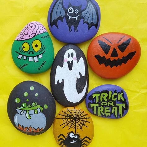 Spooky Outdoor Halloween Decor, Acrylic Painting For Kids, Paint Pens For Rocks, Rock Painting Tutorial, Halloween Stories, Story Stones, Halloween Rocks, Painted Rocks Kids, Spooky Halloween Decorations