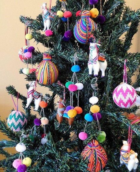 Peruvian Decor, Pink Christmas Diy, Mexican Christmas Decorations, Mexico Christmas, Boho Tree, Christmas Boho, Colourful Christmas, Retro Christmas Decorations, Llama Christmas