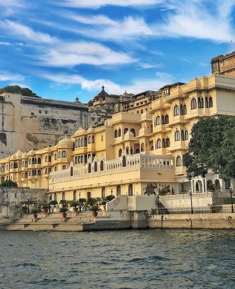 Udaipur City Palace is one of the architectural marvels of Rajasthan, located peacefully on the banks of Lake Pichola. #udaipur #rajasthan #richheritage Lake Pichola Udaipur, Lake Pichola Udaipur Photography, City Palace Udaipur Photography, Rajasthan Aesthetic, Udaipur Photography, Indian Asthetics, Jodhpur Travel, Crazy Buildings, Jaipur Tourism