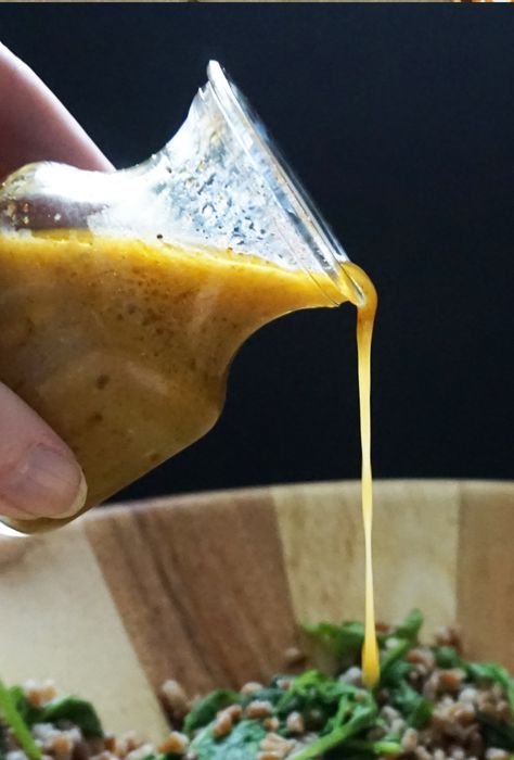 This easy maple curry vinaigrette is full of the fresh and warm flavors of mustard, honey, curry, and spices. Only a few minutes to make! Curry Salad Dressing, Curry Dressing, Curry Salad, Vinaigrette Dressing Recipe, Vinaigrette Salad, Salad Dressing Recipe, Vinaigrette Recipes, Lemon Vinaigrette, Sauces And Dressings