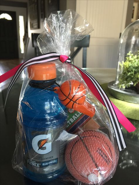 Basketball Favor Bags, Sports Themed Goodie Bag Ideas, Basketball Party Favor Ideas, Football And Basketball Theme Party, Boys Sports Themed Birthday Party, Sports Party Favors For Kids Birthday, Sport Party Favors, Basketball Party Games For Kids, Sports Themed Birthday Party Favors