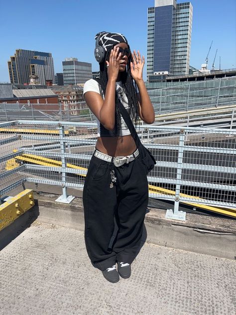 Baggie Clothes Outfit, Cargo Pants Belt Outfit, Y2k Temu Outfits, Bling Belt Outfit, Cargo Pants Baggy Outfit, Streetwear Fits Women, How To Wear A Beanie, Y2k Shein Outfits, Alt Black Woman Outfit