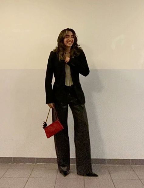 outfit inspo Blowout Wolf Cut, Glitter Pants, Pointy Heels, Heels Red, Wolf Cut, Buy Bags, Red Handbag, Profile On Instagram, Best Bags