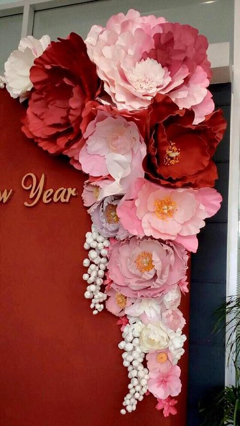 beautiful paper flowers                                                                                                                                                      More Red Paper Flowers, Giant Paper Flower Backdrop, Paper Flower Wall Wedding, Flowers Backdrop, Diy Flores, Folding Origami, Large Paper Flowers, Flower Paper, Paper Flower Backdrop