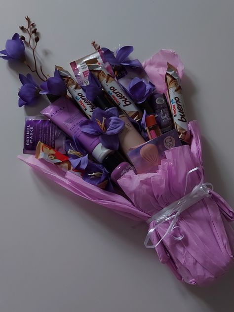 Cute Baskets For Moms Birthday, Purple Birthday Present Ideas, Purple Gift Ideas For Women, Purple Birthday Gift Baskets, Light Purple Gift Basket Ideas, Purple Present Box Gift Ideas, Purple Gift Basket Ideas Birthday, Gift Basket Ideas Purple, Purple Gift Box Ideas Birthday