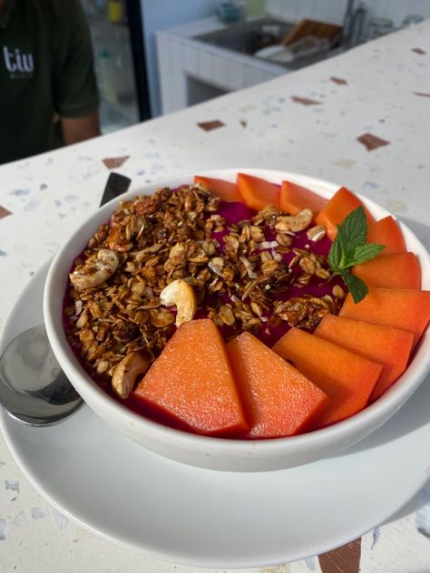 Papaya and dragon fruit smoothie bowl in Lombok Island Fruit Smoothie Bowl, Dragon Fruit Smoothie Bowl, Fruits Bowl, Papaya Smoothie, Lombok Island, Dragon Fruit Smoothie, Lombok, Fruit Smoothies, Smoothie Bowl