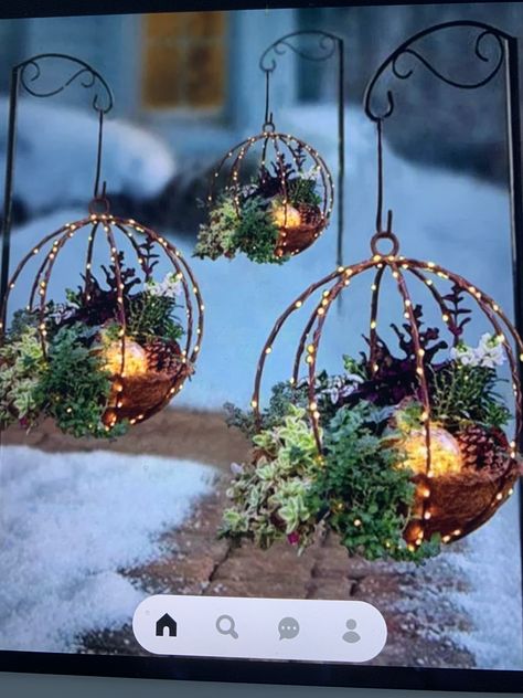 Winter Hanging Baskets, Hanging Baskets Diy, Christmas Hanging Baskets, Farmhouse Fireplace Decor, Christmas Dining Table, Garden Christmas, Winter Light, Christmas Garden, Christmas Dining