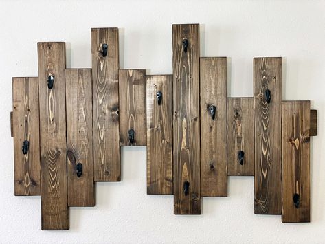 Rustic Hat Holder, Wood Hat Holder, Hat Rack Ideas Men, Hat Storage Ideas Wall, Wooden Hat Holder, Farmhouse Coat Rack Entrance, Diy Hat Rack For Men, Wall Hat Rack Ideas, Hat Organization Wall