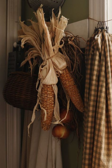 Primitive fall farmhouse decorating ideas. Bedroom Fall Decor, Natural Fall Decor, Potted Mums, Primitive Autumn, Vintage Fall Decor, Decor Ideas Bedroom, Primitive Fall, Fall Decor Ideas, Fall Bedroom