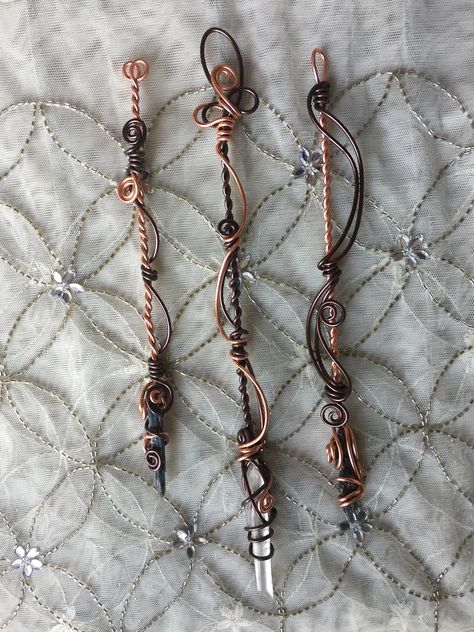 Wire Wrapped Wand, Crystal Wand Diy, Magic Crafts, Pagan Crafts, Wire Wrapping Diy, Diy Wand, Crystal Hair Pins, Copper Wire Jewelry, Dread Beads