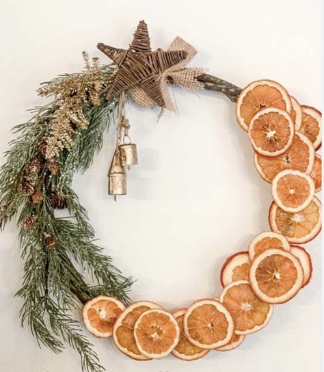 Dried Orange Wreath, Julkransar Diy, Orange Wreath, Natural Christmas Decor, Easy Christmas Wreaths, Christmas Potpourri, Natural Christmas, Christmas Wreaths Diy, Orange Slices