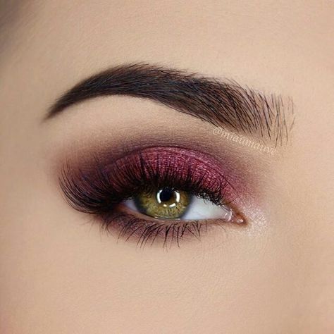 Gorgeous berry eyeshadow look Berry Eyeshadow, Lipstick Hacks, Eye Makeup Styles, Lipstick Tube, Natural Lipstick, Easy Makeup, Matte Eyeshadow, Makeup For Green Eyes, Eyeshadow Looks