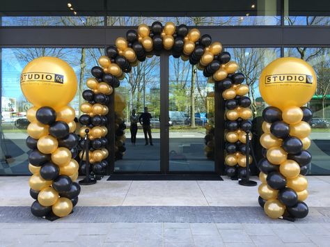 Graduation Entrance Decoration, Balloon Pillars, Boy Baby Shower Centerpieces, Grand Opening Party, Gold Graduation Party, Black And Gold Balloons, Graduation Party Centerpieces, Gatsby Themed Party, Booth Decor