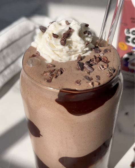 Milkshake Smoothie, Chocolate Protein Smoothie, Protein Milkshake, Pumpkin Pie Smoothie, Summer Breakfast, Chocolate Milkshake, Milkshake Recipes, Chocolate Protein, Smoothie Shakes