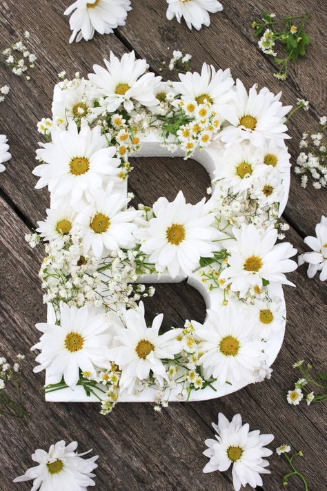 Daisy Photo Backdrop, Daisy Flower Decor, Diy Daisy Decor, Daisy Decorations Party, Baby Shower Daisy Theme, Daisy Centerpiece Ideas, Daisy Party Theme 1st Birthdays, Daisy Party Theme, Daisy Letters