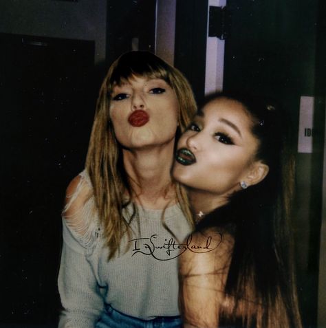 #taylorswift #arianagrande #taylorswiftedit #arianagrandeedits #photography Taylor And Ariana, Ariana Grande Profile, Taylor Swift And Ariana Grande, Taylor Swift Top, Ariana Grande Poster, Selena And Taylor, Ariana Instagram, Woman Singing, Taylor Swift Fan Club