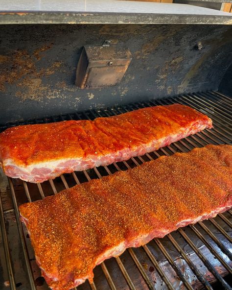 Sunday Funday! Smoked one rack with @heygrillhey Rib Rub & the other with a combo of @heathrilesbbq Garlic Butter & @kosmosq Honey Chipotle Killer Bee Rub 🐝😋 Smoked at 275 degrees for 2 hours then wrapped with butter, brown sugar & more seasoning. Smoked for for 1 more hour, pulled off the smoker & sauced up with @kindersflavors Cali Gold BBQ Sauce 🍽️ #bonappetit #ribs #ribsribsribs #bbq #logheadbbq #grill #smoke #foodie #foodstagram #meatlover #meatlovers #porkribs #spareribs #barbecue... Backyard Bbq Party Food, Gold Bbq Sauce, Big Easy Recipes, Char Broil Big Easy, Bbq Party Food, Backyard Bbq Party, Rib Rub, Honey Chipotle, Spare Ribs