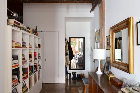 Margaret & Tim's Lofty, Small Studio Apartment in Brooklyn Apartment Entry, Rich Lady, Studio Apartment Living, Appartment Decor, Brooklyn Apartment, Loft Studio, Small Studio Apartment, Charleston Homes, Studio Flat