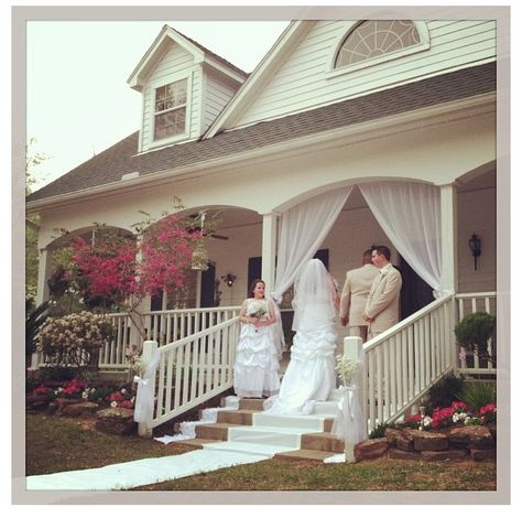 Country wedding on the front porch. Perfect! Front Porch Wedding, Western Wedding Cake, Western Wedding Cakes, Porch Wedding, Country Western Wedding, Wedding Renewal, Sheath Wedding Gown, Wedding Cake Ideas, Wedding Vows Renewal