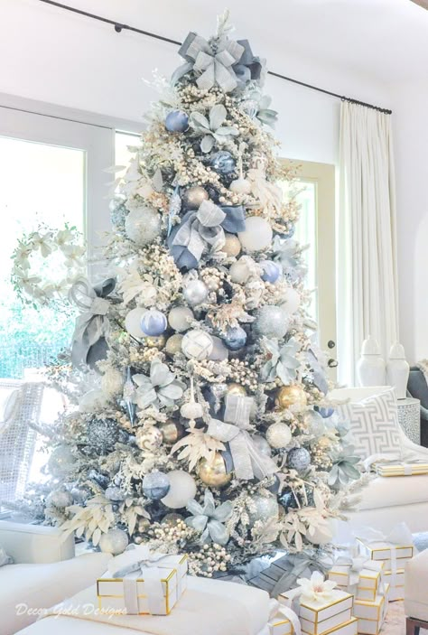 Blue Christmas Tree Decorations, Christmas Tree Inspo, Sparkling Snow, White Christmas Tree Ideas, Blue Christmas Decor, Flocked Christmas Trees Decorated, Christmas Tree Decorating Themes, Elegant Christmas Trees, Blue Christmas Tree