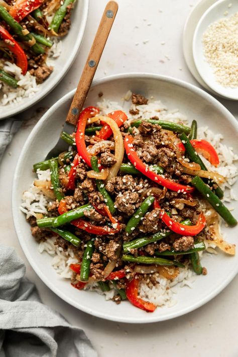 A simple Ground Beef Stir Fry featuring budget-friendly lean ground beef, veggies, and a simple sweet-and-savory sauce, done in 30 minutes. Ground Beef Stir Fry, Beef Stir Fry Recipes, 30 Minute Meals Easy, Healthy Ground Beef, Prep Lunch, Ground Beef Recipes Healthy, Chicken Skillet, Easy Stir Fry, Fry Sauce