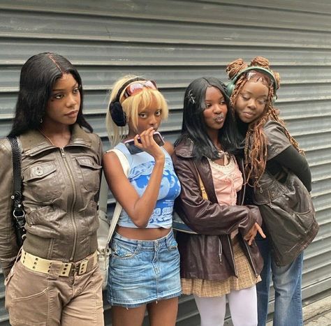 Female Friend Group Aesthetic, Squad Poses 4 People, Four People Poses Friends, Group Outfits Friends, Photoshoots Black Women, 4 Friend Group, Black Friend Group Aesthetic, Squad Pictures, Black Femininity