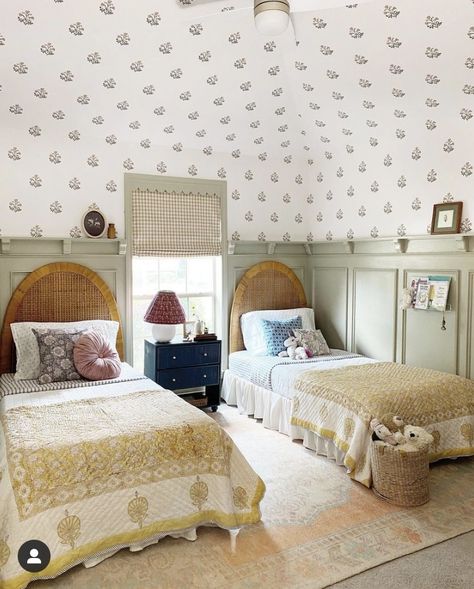 Stamped Walls Diy, Decorating Long Bedroom, Clean Cottage Style, Cottagecore Guest Bedroom, Boutique Hotel Room, L Design, With Wallpaper, Shared Bedroom, Twin Beds