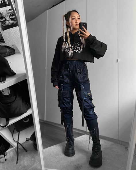 Winter Techwear Women, Dark Street Style Aesthetic, Kpop Techwear, Techno Outfit Girl, Dark Techno Outfit, Female Techwear Outfit, Techwear Outfits Women, Cute Punk Outfits, Female Techwear