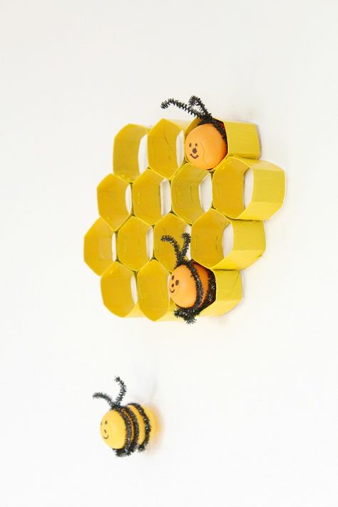 Looking for a fun & easy project to make with kids? This Toilet Paper Rolls Honeycomb is an incredibly cute way to decorate an empty wall in kids' bedroom! Diy Honeycomb, Mason Jar Projects, Honeycomb Paper, Bee Party, Easy Craft Projects, Mason Jar Crafts Diy, Kids' Crafts, Bee Crafts, Toilet Paper Roll