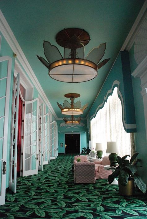 For thirty years, a luxury resort hotel in West Virginia played host to the world's wealthiest holidaymakers, all the while covertly moonlighting as the secre Dorothy Draper Interiors, การออกแบบ Ui Ux, Luxury Resort Hotels, Tropical Wall Decor, Bar Interior Design, Bar Interior, Green Carpet, Retro Home Decor, Retro Home