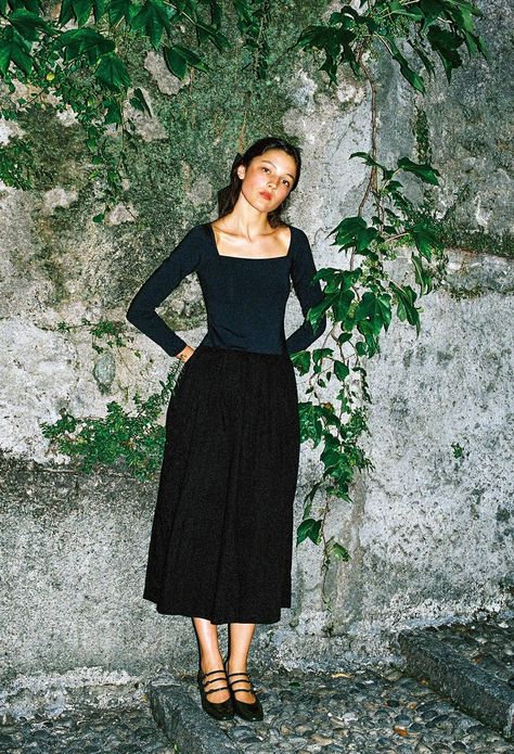 Cottagecore Professional Outfits, Long Skirts Style, Black Flowy Skirt Outfit, Alt Dresses, Long Black Dress Outfit, Photographer Outfits, Long Black Skirt Outfit, Long Dress Fall, Ciao Lucia