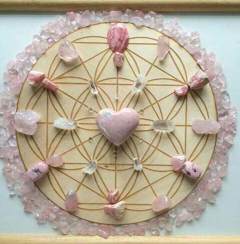 Crystals Healing Grids, Crystal Vibes, Deco Studio, Crystal Aesthetic, Crystal Healing Stones, Crystal Magic, Witch Aesthetic, Into The Woods, Crystal Grid