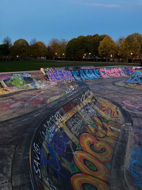 Skateboard Park Aesthetic, Minecraft Skate Park, Skateboard Place, Abandoned Skate Park, Skate Park Graffiti, Skate Park Aesthetic, Skate Place, Graffiti Skatepark, Skating Place