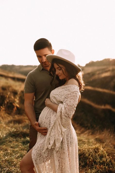 Boho Maternity Photos, Couple Maternity Poses, Pregnant Photoshoot, Photo Bb, Baby Bump Photoshoot, Boho Photoshoot, Maternity Photography Poses Outdoors, Outdoor Maternity Photos, Maternity Photo Outfits