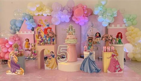 Princesses Theme Birthday Party, Disney Princess Backdrop Ideas, Princess Table Decor, Princess Birthday Party Ideas Decoration, Princess Decorations Party, Princess Balloon Decorations, Princess Birthday Party Decor, Princess Theme Party Decorations, Disney Princess Theme Birthday Party