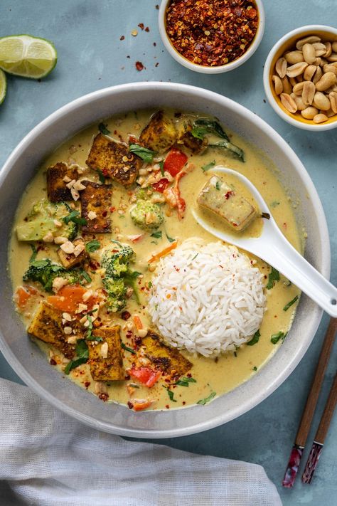 Vegan Gluten Free Bean Recipes, Peanut Butter Curry Vegan, Thai Peanut Soup Recipes, Peanut Thai Curry, Vegan Noom Recipes, Nutritional Vegan Meals, Thai Dishes Vegetarian, Peanut Dinner Recipes, Tofu Peanut Curry