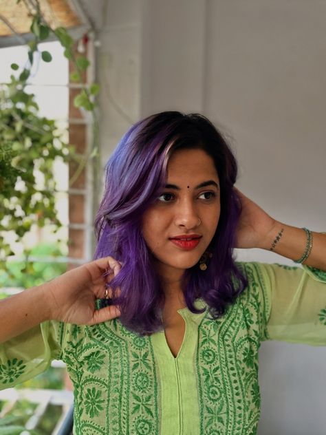 A violet / purple fade on Indian skin tone. Hair Colour Streak Ideas Indian, Purple Hair On Indian Skin, Coloured Hair On Indian Skin, Purple Hair Indian Skin, Hair Colour For Short Hair Indian Skin, Dusky Skin Hair Colour Ideas, Hair Colour Ideas For Indians, Purple Hair On Brown Skin, Purple Hair Brown Skin