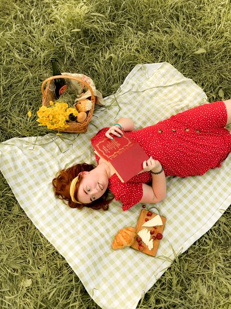 Picnic Shoot, Dreamy Field, Country Picnic, Friendship Stories, Field Photoshoot, Picnic Inspiration, Fotos Ideas, Poster Inspiration, Picnic Time