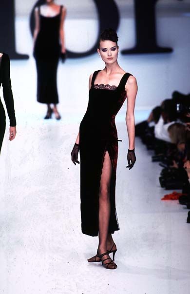 Christian Dior Runway Show FW 1996 Dior In The 90s, Dior 90s Aesthetic, Christian Dior 1990s Runway, Dior 1990s Fashion, Vintage Dior Dress Runway, 90s Dior Dress, Dior 1990 Runway, Dior Runway 2023, Runway Fashion 1990