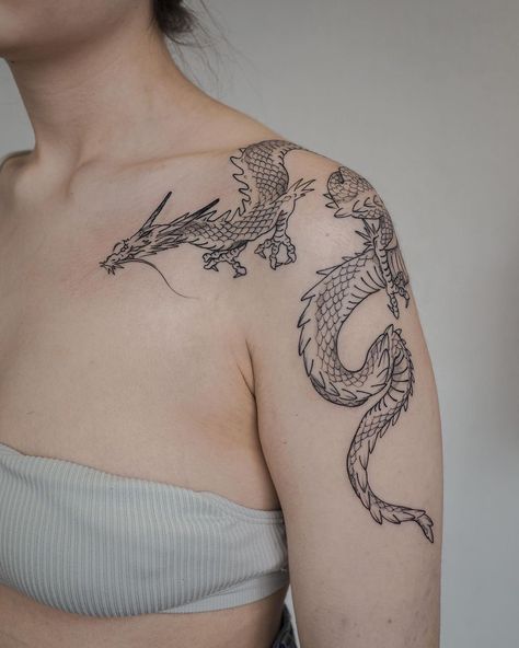 Illustrative Dragon Tattoo, Arm Tattoos Grunge, Chinese Dragon Shoulder Tattoo, Dragon Upper Arm Tattoo, Dragon Shoulder Tattoo Women, Half Shoulder Tattoo, Dragon Back Tattoo Women, Bakunawa Tattoo, Two Dragons Tattoo