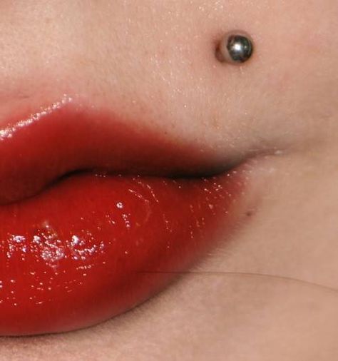 Piercing Facial, Monroe Piercing Jewelry, Body Modification Piercings, Upper Lip Piercing, Monroe Piercing, Mouth Piercings, Monroe Piercings, Piercing Inspo, Cool Piercings