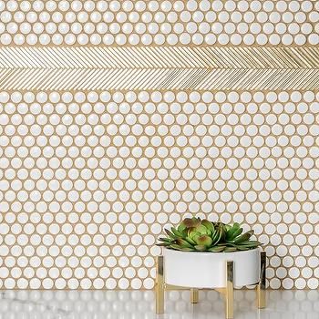 White Penny Tile Backsplash with Gold Grout Brass Grout Backsplash, Marble Penny Tile Backsplash, White Tile Gold Grout, Pennyround Backsplash Kitchen, Backsplash Penny Tile, Penny Tile Wall, Gold Grout, Penny Tile Backsplash, Backsplash Herringbone