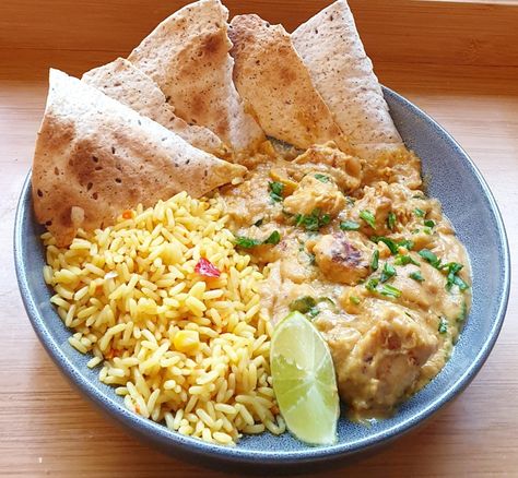 How to cook a Brazilian coconut chicken curry - recipe Brazilian Coconut Chicken Curry, Brazilian Coconut Chicken, Keto Budget, Coconut Chicken Curry Recipe, Uni Meals, Coconut Chicken Recipe, Healthy Curry, Saffron Chicken, Coconut Chicken Curry