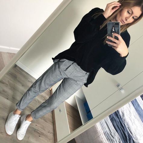 Grey Stretch Pants Outfit, Light Grey Pants Women Outfit, Black Grey Pants Outfit, Grey Tapered Pants Outfit, What To Wear With Gray Pants To Work, How To Wear Grey Pants, Gray Chinos Outfit Women, Dark Gray Pants Outfit For Work, Light Gray Pants Outfit Work Women