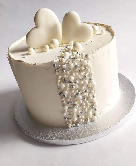 Svadbene Torte Dekoracija, 1 Tier Wedding Cakes, Tårta Design, Anniversary Cake Designs, Cake Designs For Girl, Wedding Cake Pearls, Beautiful Cake Designs, Elegant Birthday Cakes, Homemade Birthday Cakes