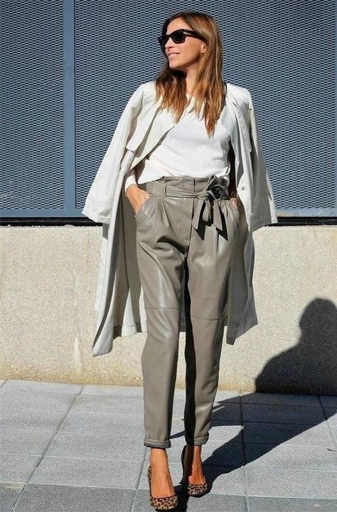 grey 54 Casual Chique Stijl, Paperbag Hose, Chique Outfit, Casual Chic Outfits, Look Office, Leather Pants Outfit, Leather Pants Women, Business Outfit, Casual Chic Outfit