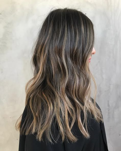 This is the new brunette hair trend of 2019   #Brunette #BrownHair #BrunetteHair #Hair #Haircolor #Hairstyle Hair Colour Trends, Winter Hair Color Trends, Colour Trends, Brunette Balayage Hair, Brown Hair Balayage, Winter Hair Color, Winter Hair, Dark Roots, Hair Color Balayage