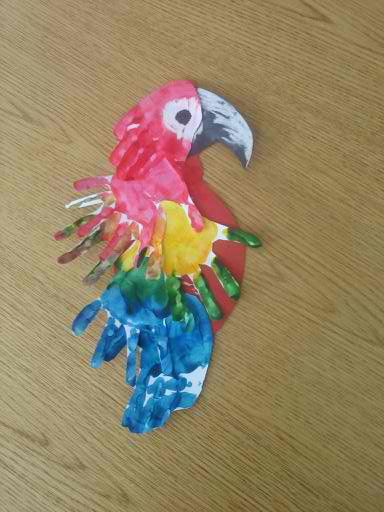 arara com carimbo de mãos Rainforest Crafts, Jungle Crafts, Zoo Crafts, Footprint Art, Handprint Crafts, Handprint Art, Camping Tips, Childrens Crafts, Animal Crafts