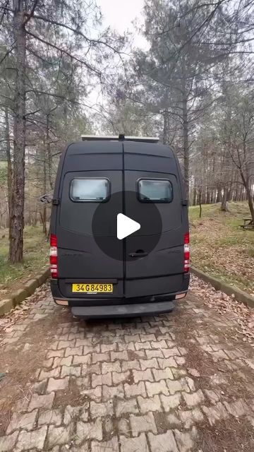 vanliferstravel op May 4, 2024: "Share your thoughts on this❤️ Credit @yazgankaravan". Luxury Campers, Vw Bus Camper, Campervan Life, Build A Camper Van, Build A Camper, Mini Camper, Bus Camper, Camper Life, Yes Or No